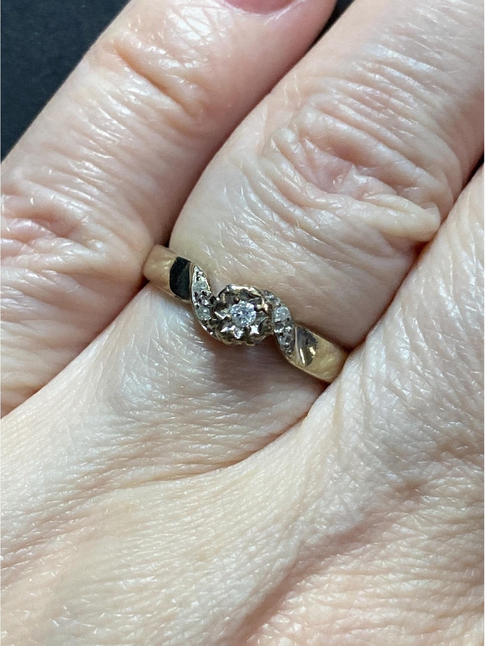 VTG 9K Gold & .05 Carat Diamond with 4 Tiny Diamonds Size 6 Ring. Marked 375 DIA